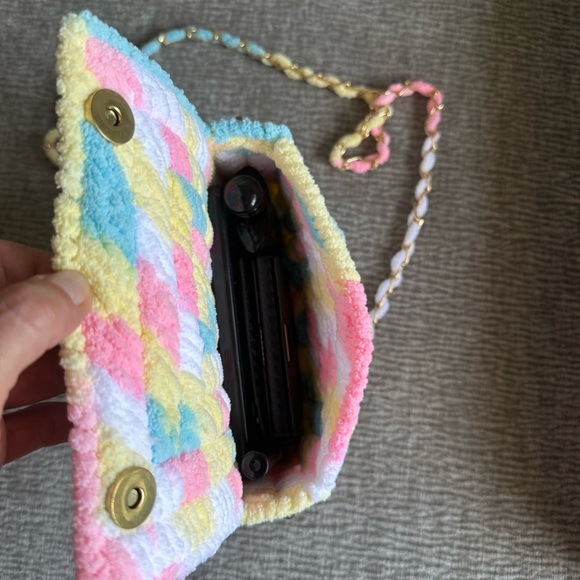 Handmade Plush Yarn Crossbody Bag – Pastel Multicolor - Picture 6 of 8